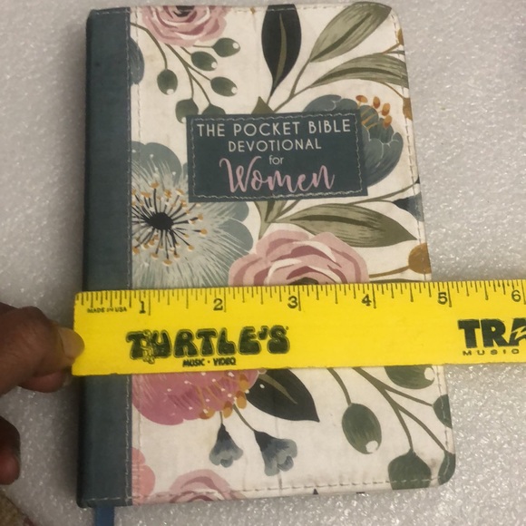 The pocket Bible Devotional for Women - Picture 3 of 12